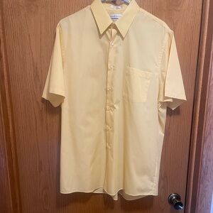 Van Heusen Men’s Dress Shirt. Regular Fit. Wrinkle free. Size 16.5. Short Sleeve